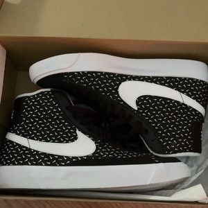 BRAND NEW* Nike high tops 6.5Y/8W
